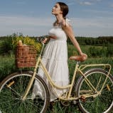 Une femme qui fait du vélo en pleine nature.